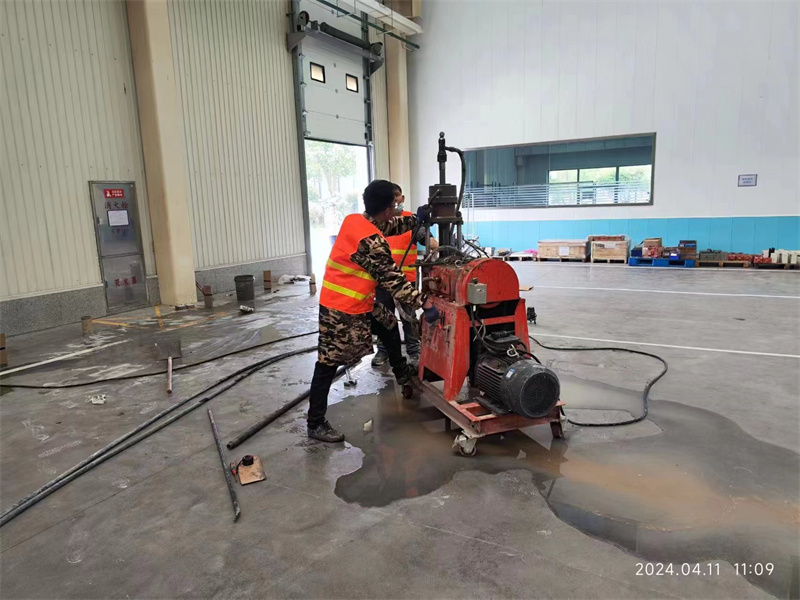 保城镇厂房地面下沉塌陷注浆加固施工